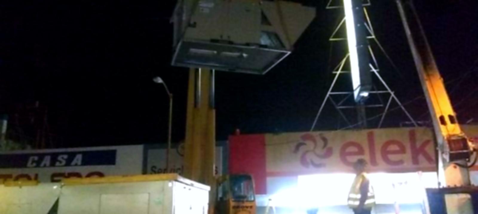 Maniobra nocturna de izaje de equipo de aire acondicionado con grúa, realizada por Electro Air