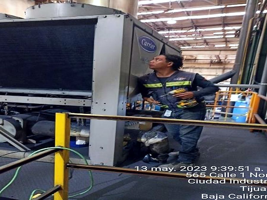 Instalación de unidad chiller realizada por Electro Air en la planta Mecalux de Tijuana