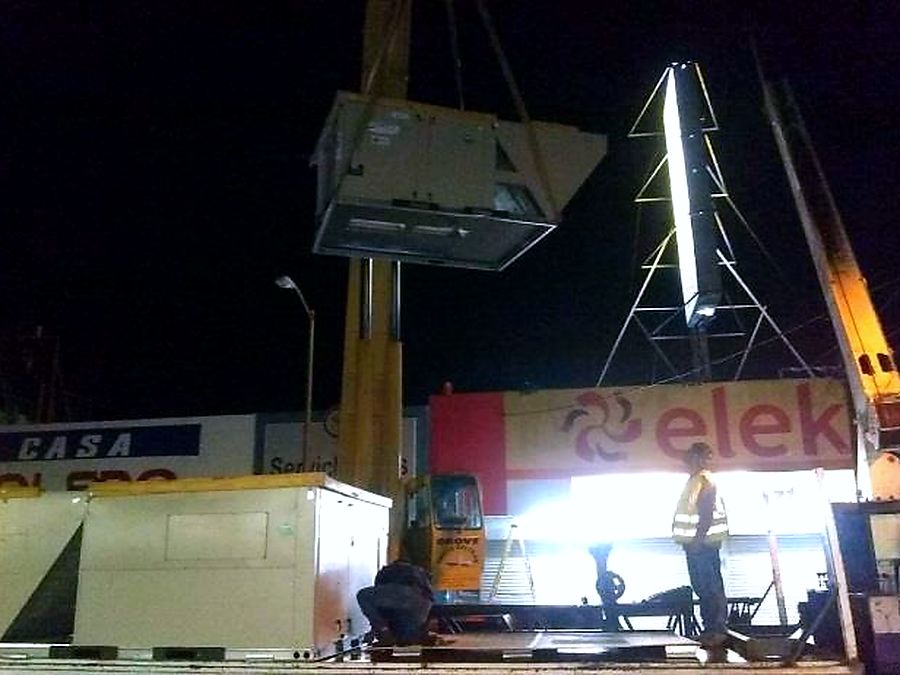 Maniobra nocturna con grúa para instalar equipos de aire acondicionado en Elektra Los Mochis