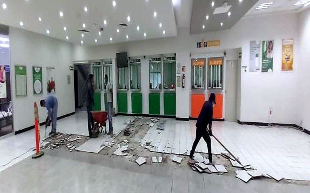 Interior de sucursal comercial remodelada por Electro Air en Baja California