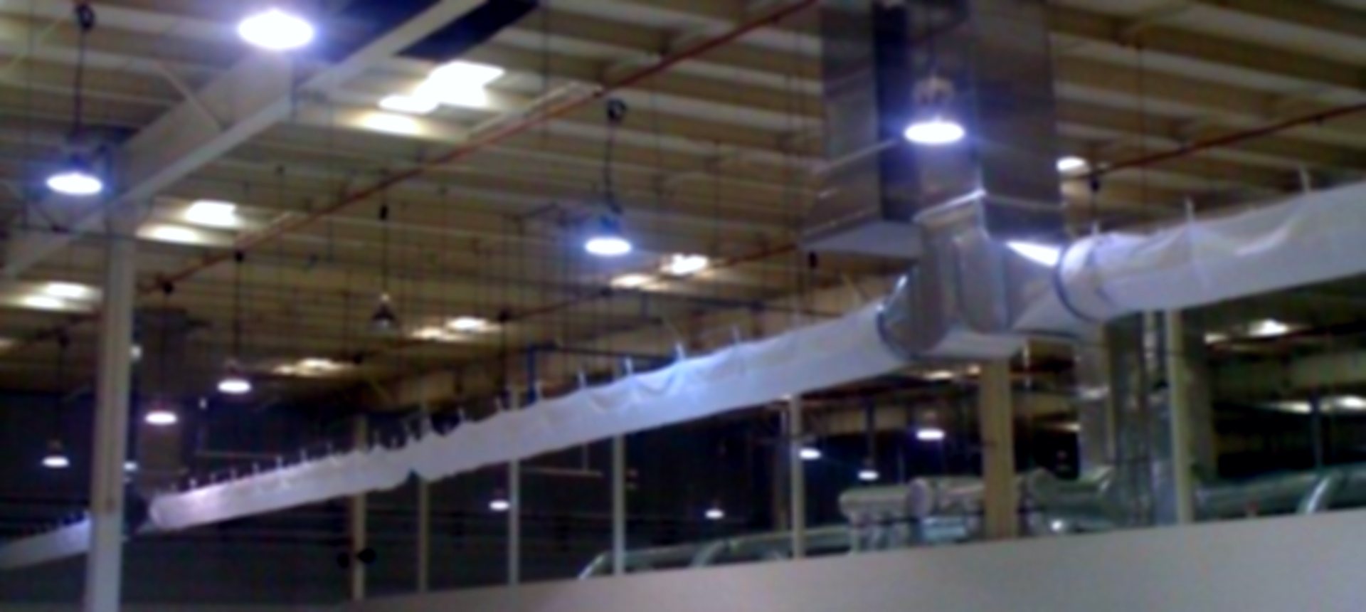 Ductos de ventilación industrial instalados por Electro Air en una nave de Tijuana