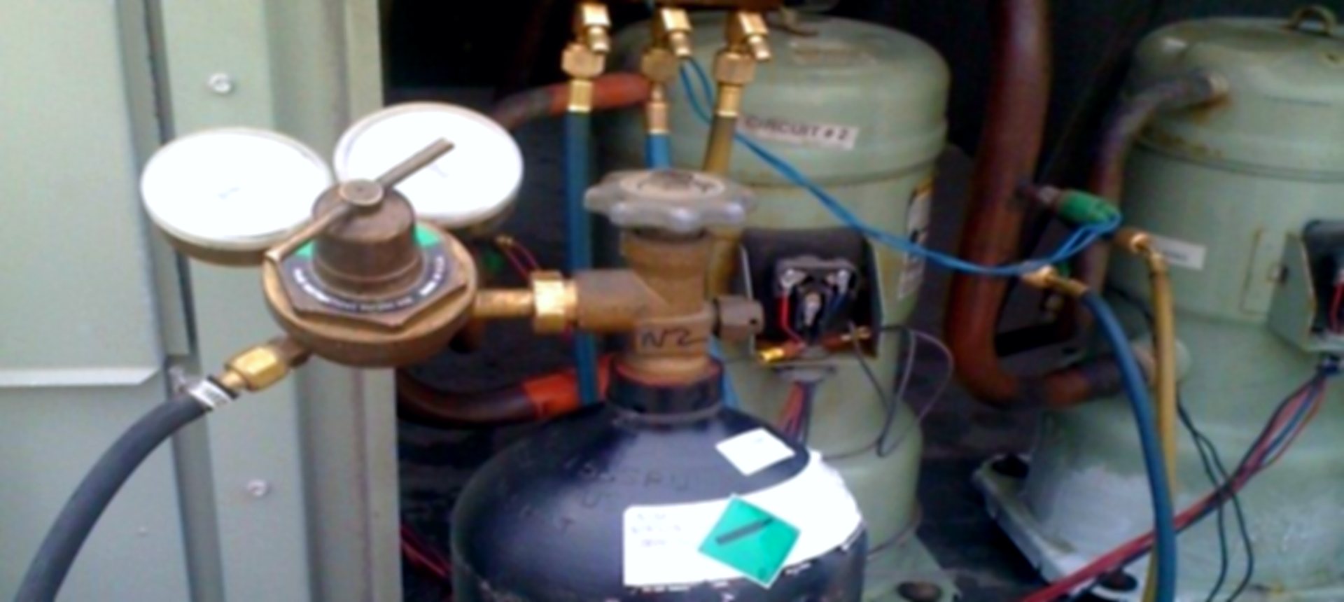 Técnico de Electro Air conectando manómetros a un equipo de refrigeración en Tijuana