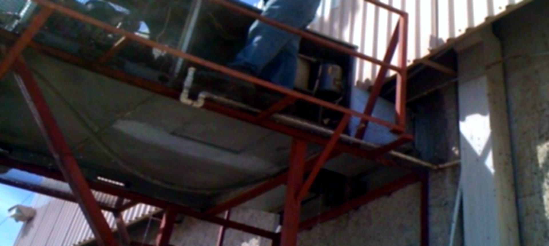 Unidades condensadoras de aire acondicionado industrial en la azotea de una planta en Tijuana