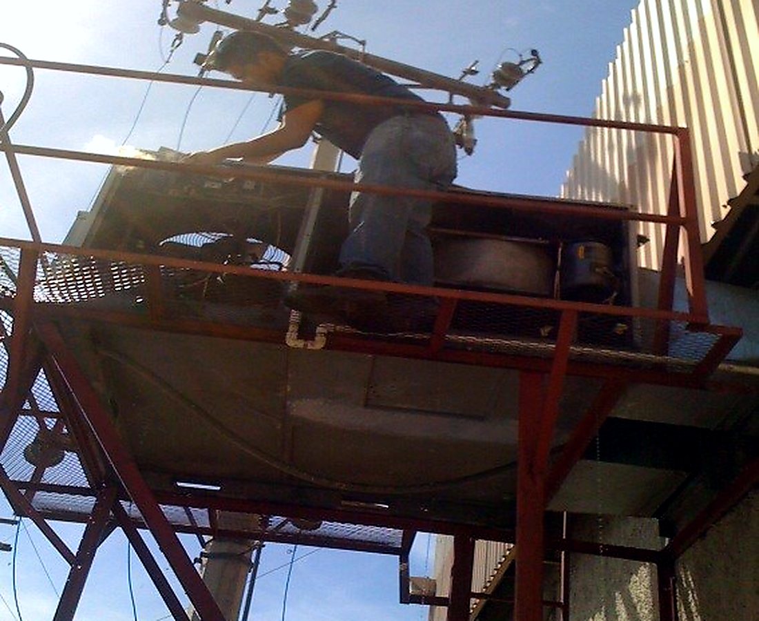 Cuadrilla de Electro Air trabajando en equipos de aire acondicionado en azotea industrial de Tijuana