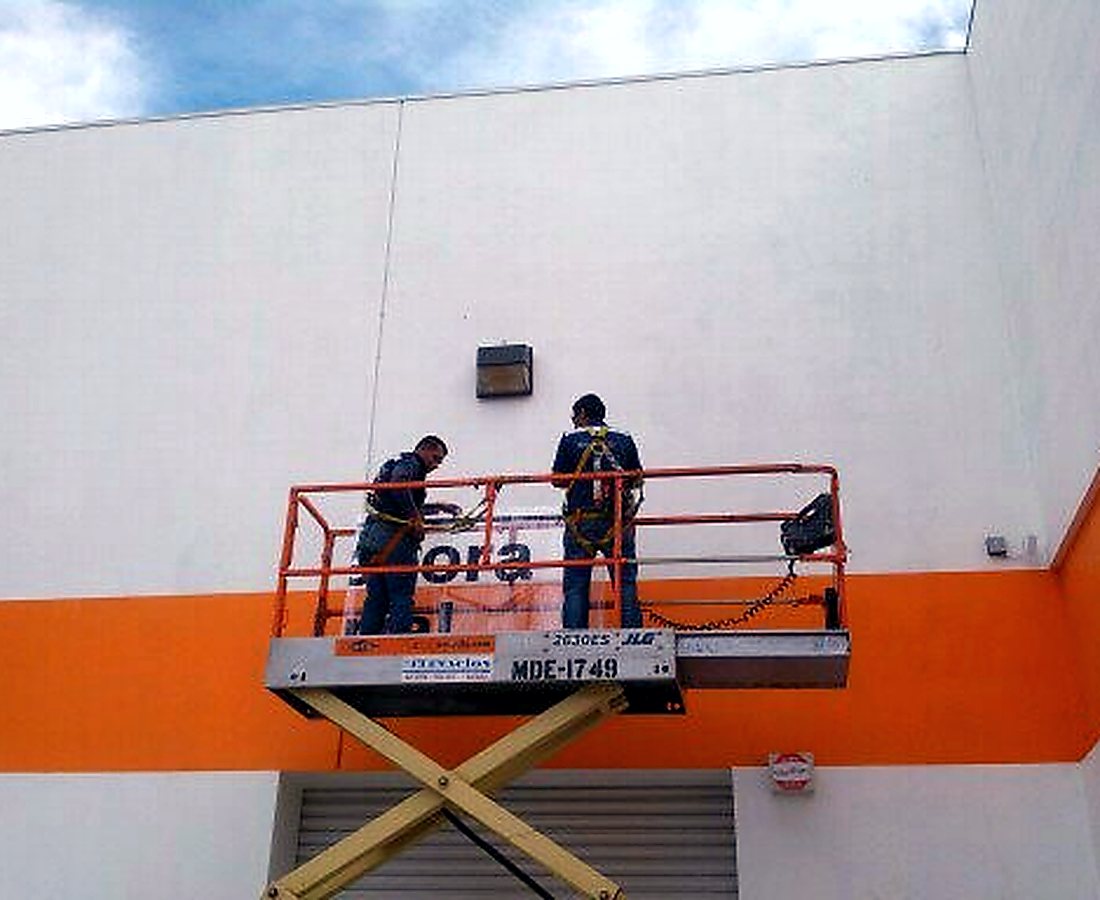 Personal de Electro Air trabajando en instalación de equipos en Tijuana