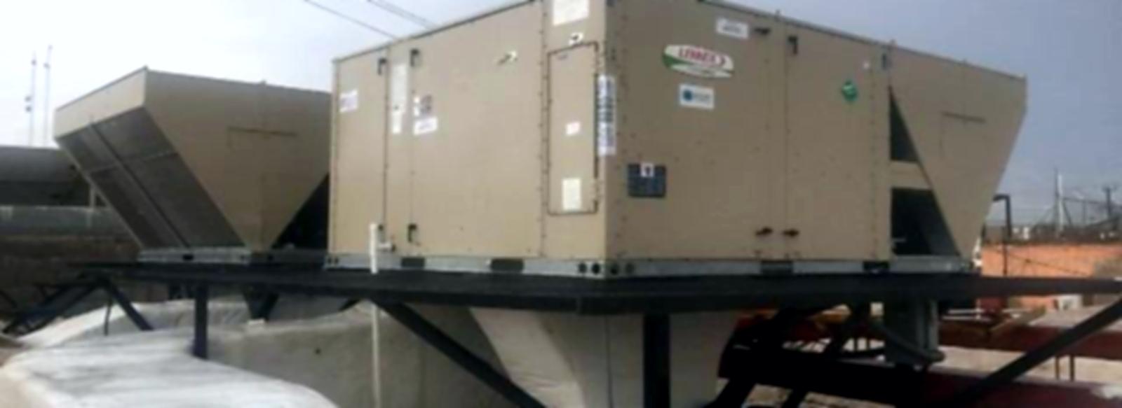Técnicos de Electro Air trabajando en equipos de aire acondicionado industrial