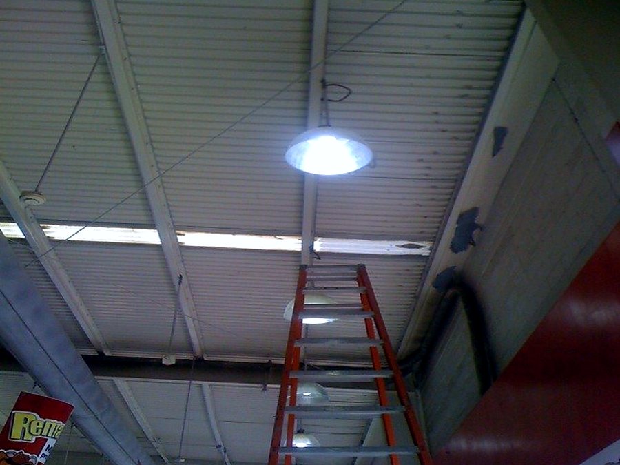 Reparación de alumbrado exterior en estacionamiento realizada por Electro Air