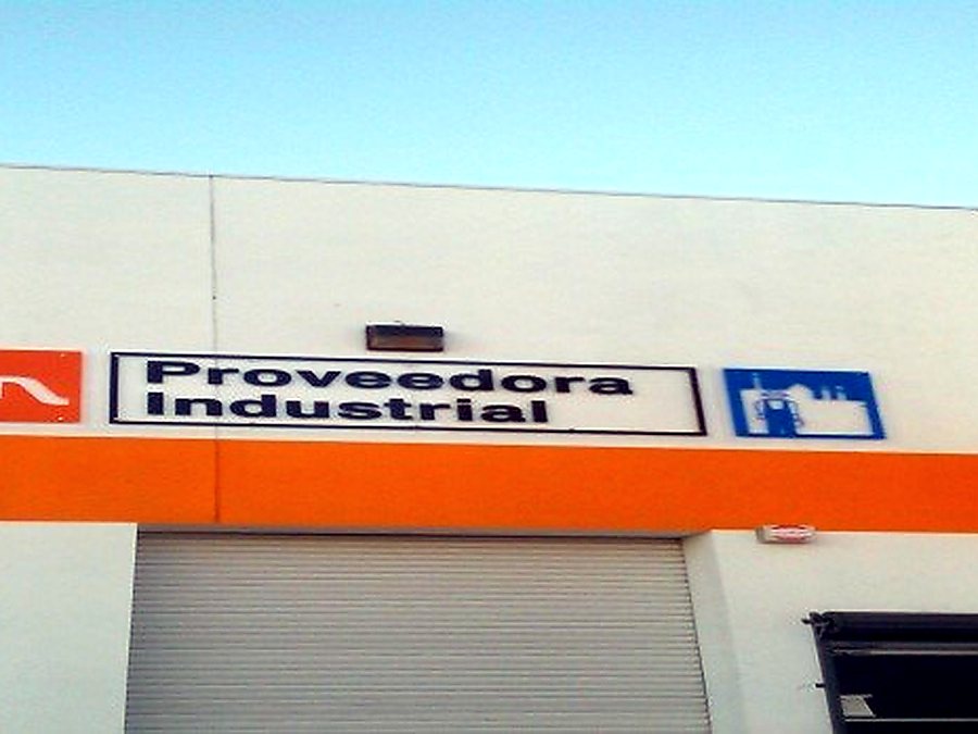 Instalación de anuncio luminoso realizada por Electro Air en Tijuana