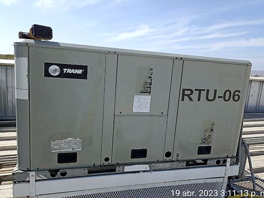 Unidad paquete Trane en azotea del CEDIS OXXO Tijuana atendida por Electro Air