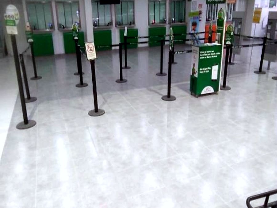 Instalación de piso cerámico en tienda de Grupo Salinas realizada por Electro Air