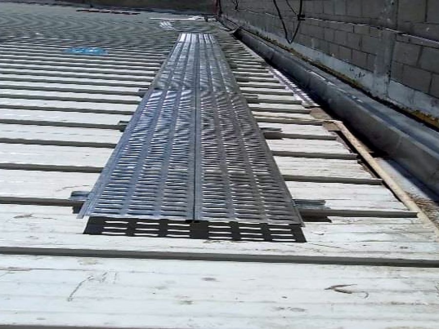 Techumbre metálica con paso de gato instalada por Electro Air para mantenimiento en cubierta