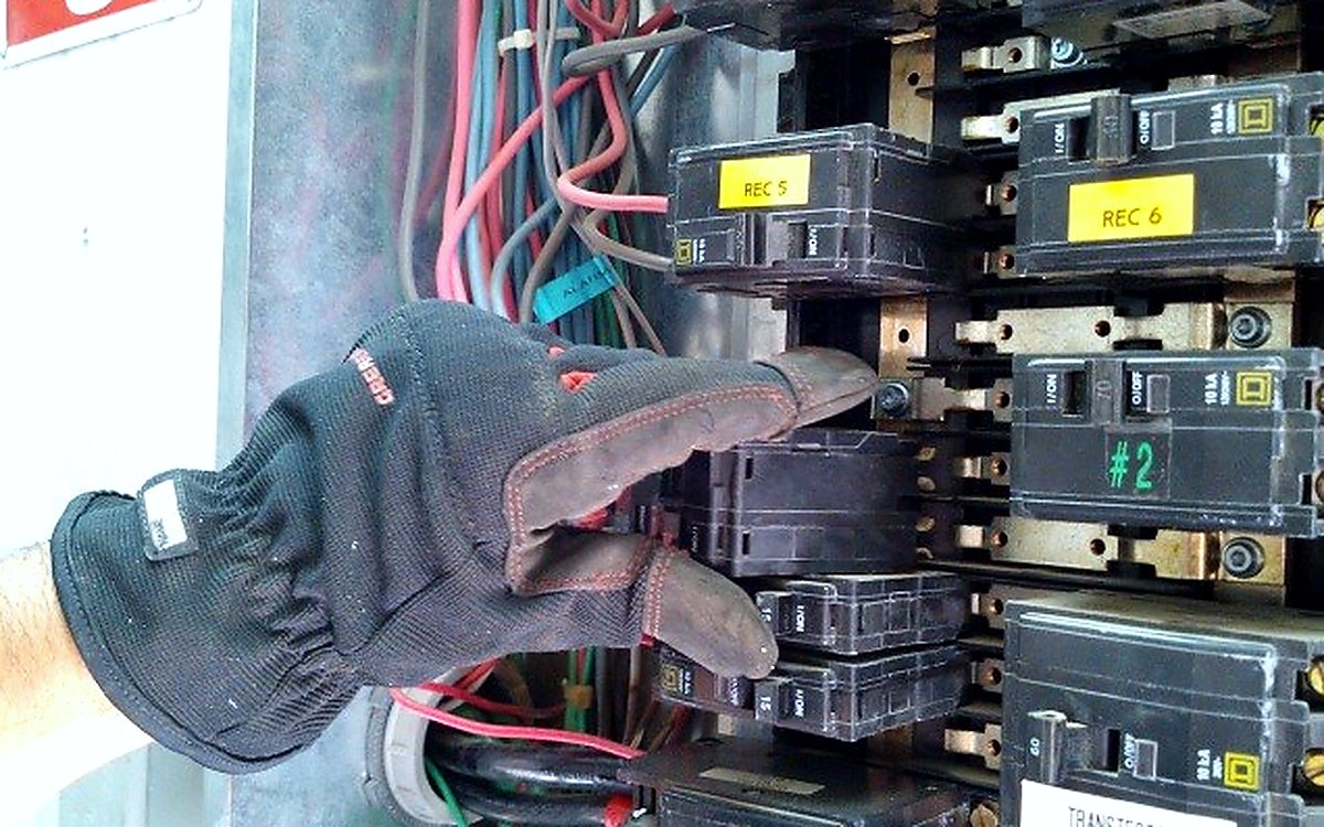 Inspección con cámara termográfica de un tablero eléctrico en un edificio de Tijuana