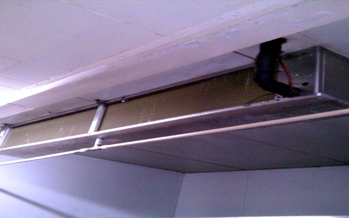 Ductos de ventilación galvanizados instalados en el techo de una nave industrial en Tijuana